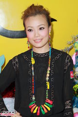 组图：容祖儿全黑短裙宣传新碟