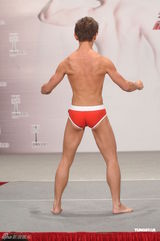 组图：“大只男”陈景国亚洲先生泳装秀遭胸袭  