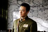 组图：郑国霖《孤胆英雄》玩分裂 上演制服诱惑