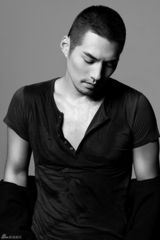 组图：严宽成功转型硬汉 黑白写真粗犷中铁汉柔情