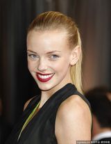 高清组图：超模多丽丝性感高开衩礼服秀美腿