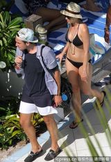 组图：凯蒂-佩里比基尼现身 低胸晒豪乳