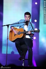 组图：中秋蔡依林献唱露胸光 谢霆锋拒谈王菲