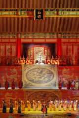 资料图： 张艺谋2005年法国巴黎圣德尼法兰西体育场《图兰朵》演出 