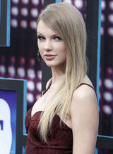 高清组图：美国乡村音乐协会奖红毯 斯威夫特性感