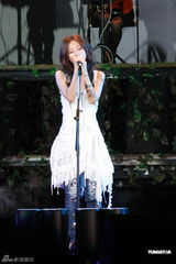 组图：陈綺贞小巨蛋开唱 脚踏车上场展独特摇滚风