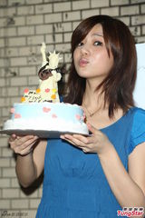 组图：陈妍希校园开演唱会 现场庆生亲吻蛋糕