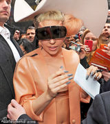 组图：Lady Gaga推广安全性行为 塑胶装展丰胸纤腰
