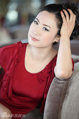 组图：芙蓉姐姐演讲获专人护驾 遭粉丝热情围困