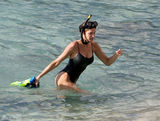 组图：44岁超模史蒂芬妮海滩练俯卧撑 双峰坚挺傲人