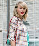 组图：泰勒格子衬衫清纯出街 气质脱俗似邻家妹