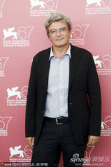 高清图：《我们相信》记者会 导演鲁奇-洛振臂欢呼