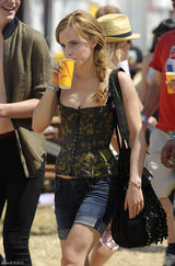 高清图：艾玛-沃特森热裤亮相音乐节 不慎走光