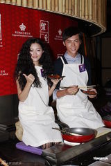 组图：陈伟霆体验美味人生 感叹与阿Sa度假遭偷拍