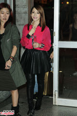 组图：萧亚轩粉衣皮裙男校开唱