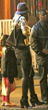 组图：凯蒂雅痞装扮 小苏瑞一身粉嫩拉门秀柔腰