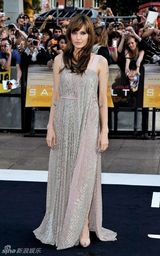 高清图：《特工绍特》伦敦首映 朱莉银装素裹秀妖娆