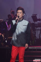 组图：张信哲睽违七年台北开唱 邀萧煌奇尬美声