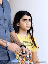 组图：杰克逊小儿子留长发似女生 哥哥普林斯身材壮硕