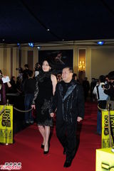 组图：刘嘉玲盛装亮相拒受访 姚星彤中门大开秀半球