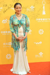 组图：《神秘指纹》剧组沈丹萍亮相着装淡雅