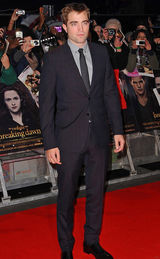 组图：《暮光4下》英国首映 斯图尔特黑丝透视