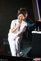 组图：伦永亮演唱会尾场 即兴拉叶德娴上台合唱