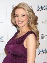 组图：《摇滚年代》首映 霍莉-曼迪森孕味十足