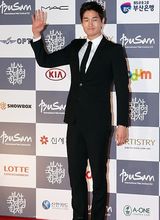 组图：刘智泰亮相釜山闭幕 帅气招手露迷人微笑