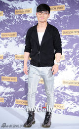 李胜基白衬衣帅气亮相 南圭丽(南奎丽)绿裙清丽淡雅(图)