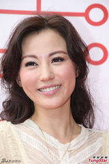 组图：刘心悠情人节甜美亮相 小男孩现场献吻