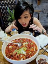 组图：邓紫棋前往成都宣传 大啖地道四川美食