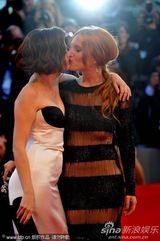 组图：约瑟芬透视装近全裸 和爆乳女星热辣深吻