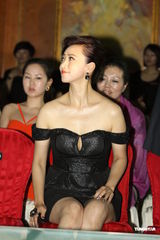 组图：翁虹大秀火辣身材 为照顾女儿减少工作量