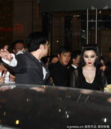 组图：范冰冰深V礼服亮相遭围堵