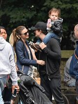 组图：奥兰多布鲁姆抱子出街 小宝贝专心舔棒冰