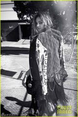 组图：米兰达可儿清新甜美登杂志秀健美腹肌