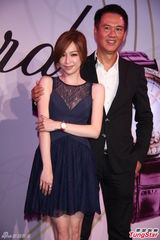 组图：王心凌为品牌站台 露事业线秀女人味