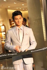 组图：吴奇隆助阵时尚活动高贵帅气