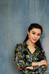 组图：范冰冰穿花裙受访 展柔媚典雅气质