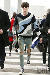 组图：李钟硕飞赴中国站台 休闲装似阳光男孩