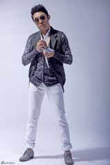 组图：王新搞怪写真展时尚雅痞风