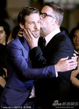 高清；《亡命驾驶》首映 导演与男主演大玩断背吻