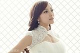 组图：韩国美女主持人卓艺恩拍婚纱杂志写真