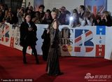 组图：第32届全英音乐奖 蕾哈娜深V露背秀美腿
