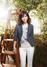 高清组图：韩星河智苑春装照 忧郁安静气质温婉