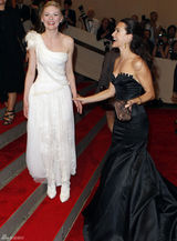 高清组图：纽约大都会庆典 邓斯特白色单肩礼服