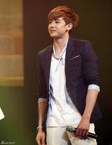 高清组图：韩组合2PM歌迷会互动 帅气秀劲歌热舞