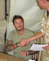 幻灯：贝克汉姆探望驻阿富汗英军 签名有求必应