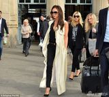 组图：贝嫂潮装现身车站 长衫飘舞女王范儿十足